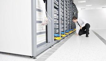 jong het ingenieur in datacenter server kamer foto