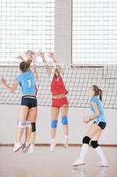 meisjes spelen volleybal indoor spel foto