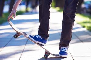 skateboard jumping Aan trottoir foto