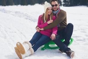 gelukkig jong paar hebben pret Aan vers tonen Aan winter vakantie foto