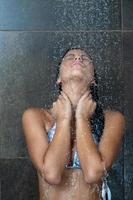 sexy jong vrouw genieten bad onder water douche foto