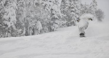 skiër Aan berg foto