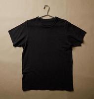 realistisch zwart t-shirt tafereel Schepper mockup foto