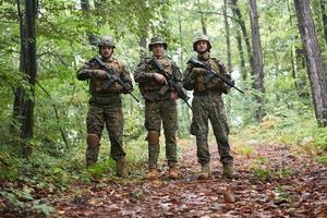 leger soldaten in veld- foto