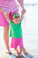 mama en baby op het strand veel plezier foto