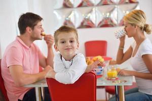 familie hebben gezond ontbijt Bij huis foto