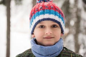 weinig jongen hebben pret Aan winter dag foto