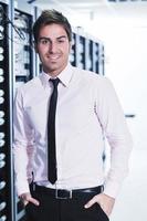 jong het ingenieur in datacenter server kamer foto