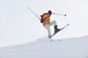 skiër Aan berg foto