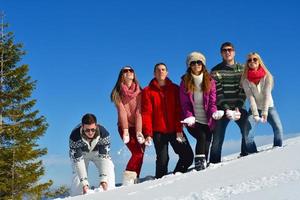 winter pret met jong mensen groep foto