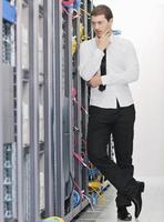 jong het ingenieur in datacenter server kamer foto