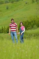 romantische jong koppel verliefd samen buiten foto