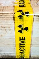 waarschuwingsbord voor radioactief materiaal op het pakket foto