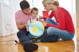 familie hebben pret met wereldbol foto