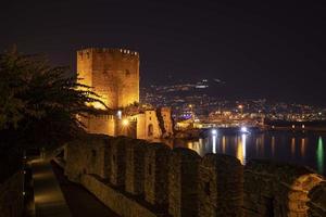 Alanya 2022 Antalya nacht stad met kasteel en zee foto