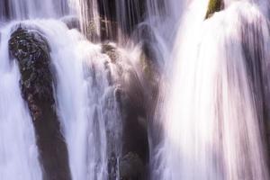 prachtig uitzicht op de waterval foto