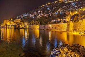 Alanya 2022 Antalya nacht stad met kasteel en zee foto