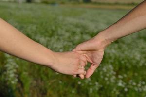 Holding handen buiten foto