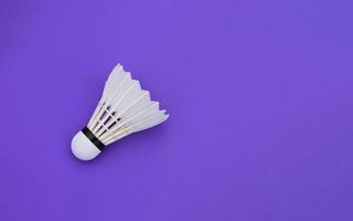 wit room badminton shuttles Aan Purper vloer, binnen- badminton rechtbank, zacht en selectief focus Aan shuttle, concept voor badminton sport geliefden in de omgeving van de wereld. foto