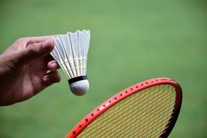 buitenshuis badminton uitrustingen shuttles rackets. buitenshuis badminton spelen concept. foto