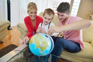 familie hebben pret met wereldbol foto