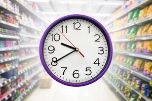 analoog klok Aan wazig supermarkt achtergrond. foto