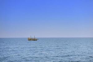 piraat boot schip Aan zee foto