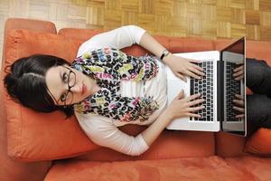 vrouw gebruik makend van een laptop computer Bij huis foto