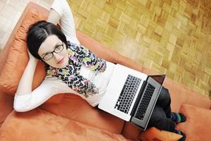 een jong vrouw werken Aan laptop foto