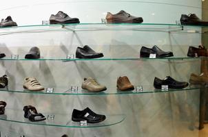 schoenen in winkel foto