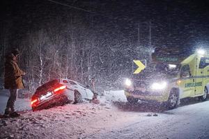 auto ongeluk Aan glad winter weg Bij nacht foto