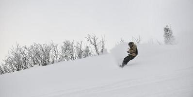 skiër Aan berg foto