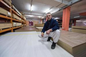 timmerman meten houten plank foto