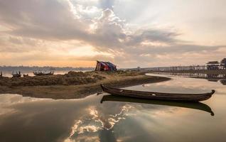 de mooi zonsopkomst over- u bein brug, taungthaman meer in de buurt amarapura in myanmar. foto