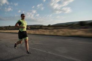 triatlonatleet die op ochtendtraining loopt foto