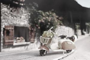 wijnoogst scooter met bloemen Aan de straat foto