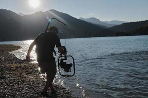 videograaf nemen actie schot van triatlon zwemmen atleet foto