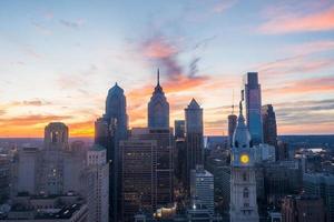 horizon van downtown Philadelphia Bij zonsondergang foto