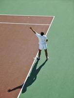 jonge man tennissen foto