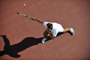 jonge man tennissen foto