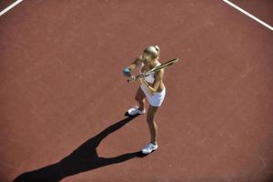 jonge vrouw tennissen buiten foto