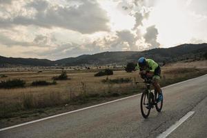 triatlon atleet op de fiets foto