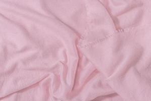 roze sjaal kleding stof textuur. winter concept. vlak leggen, top visie, kopiëren ruimte foto