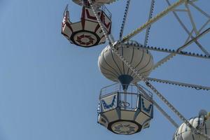 ferris wiel Aan de achtergrond van blauw lucht foto