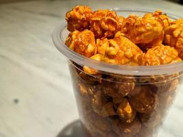 plastic kop vol van jumbo popcorn en de nieuwste smaken foto