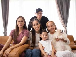 familie ouder vader moeder zoon meisje ouderen senior persoon vrouw kijken Bij camera zittend gelukkig glimlach pret genieten ontspanning binnen- leven kamer huis sofa levensstijl gelukkig vakantie foto