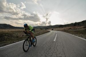 triatlon atleet op de fiets foto