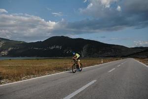 triatlon atleet op de fiets foto