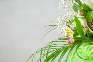 een detailopname van mooi alstroemeria en baby's adem bloemen geïsoleerd Aan een wit achtergrond foto