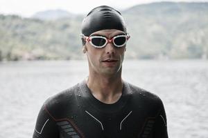 triatleet zwemmer portret met wetsuit op training foto